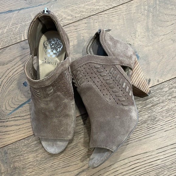 Vince Camuto Ebelin Open Toe Bootie Back Zipper Suede Taupe Size 7 Block Heel - Picture 1 of 9